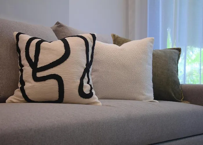 Luxurious 2br In With Breathtaking Views *